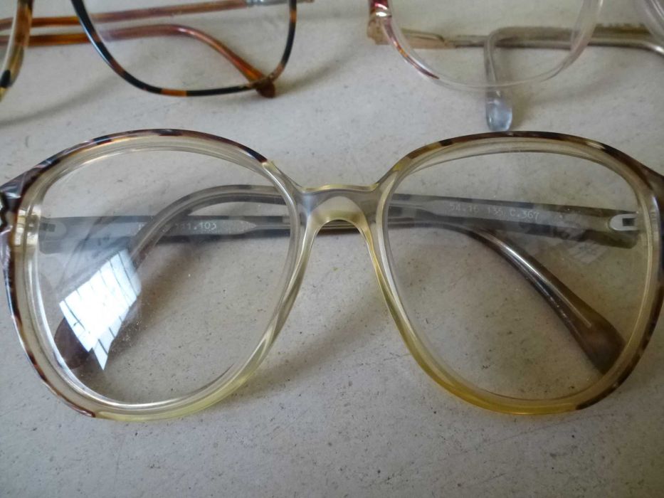 Vários óculos graduados, usados