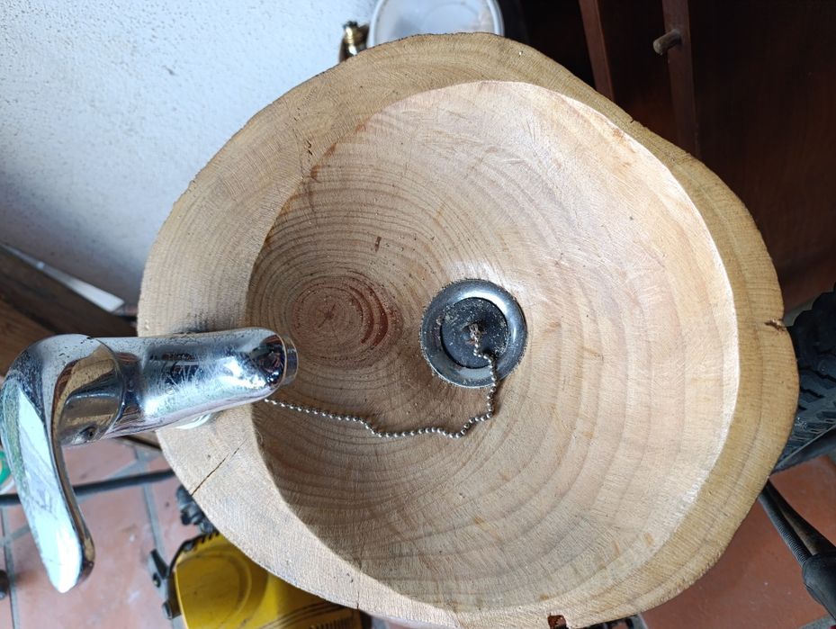 Pia de madeira com torneira