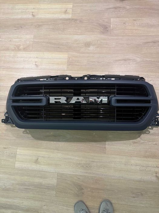 Atrapa grill  podstawa litery Dodge Ram 1500  DT V 2019-ORYGINAŁ NOWY
