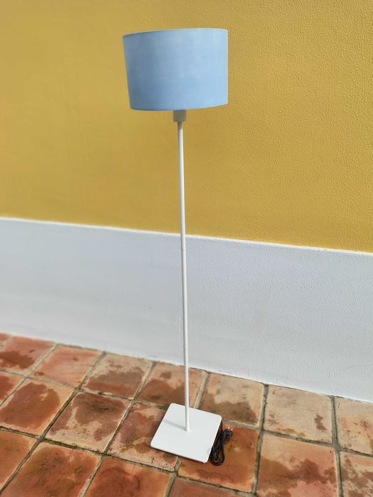 Cama solteiro, poltrona e candeeiro