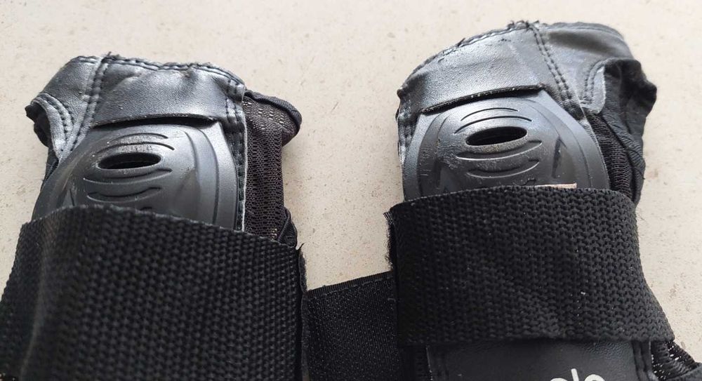 Par de Proteções de skate/ trotinete/ patins Decathlon em ótimo estado