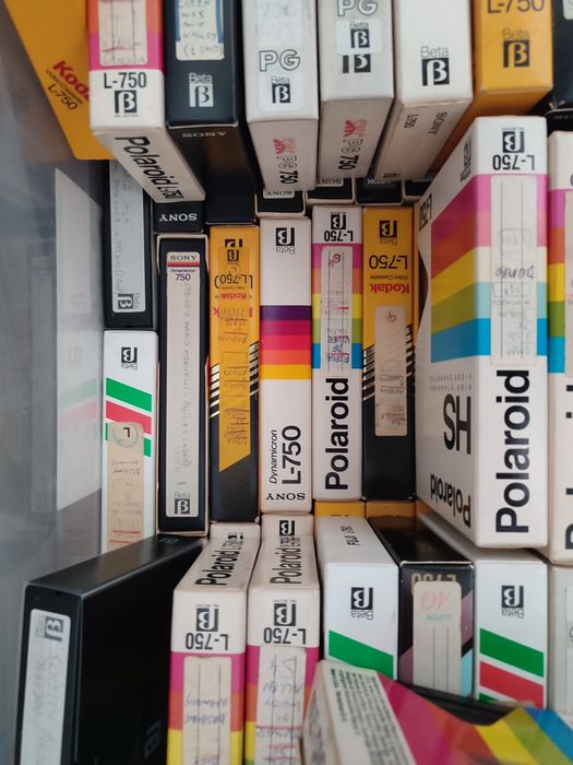 Cassetes beta com diversos filmes.