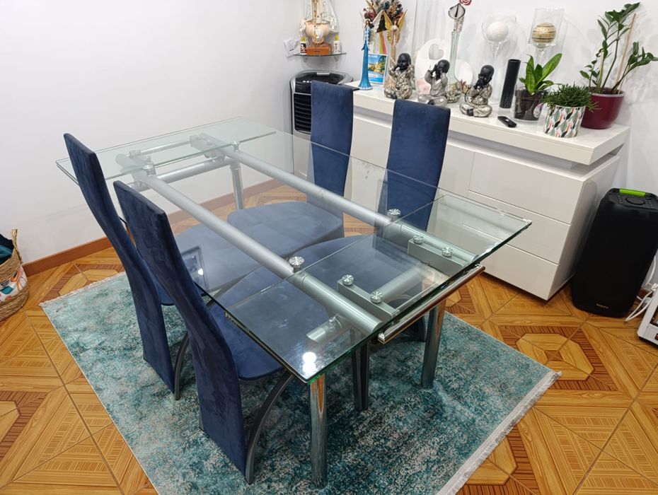 Mesa de vidro extensível com cadeiras
