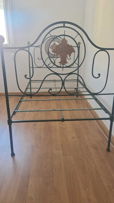 Cama de Ferro Trabalhada 170x37,5 cm - Como Nova