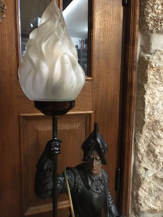 Candeeiro estátua em marfinite