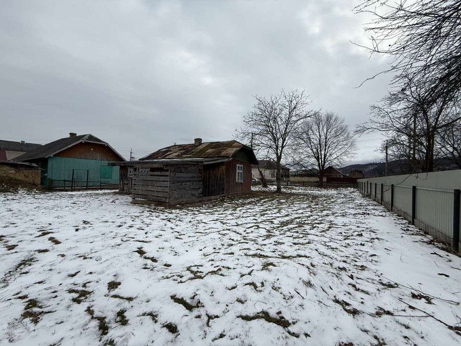 Будинок із земельною ділянкою. Старий будинок під реконструкцію.