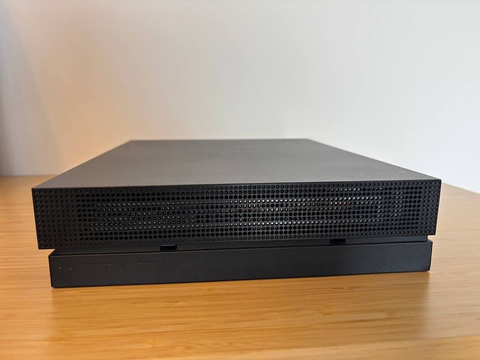 Konsola Xbox One X 500 gb + Pad