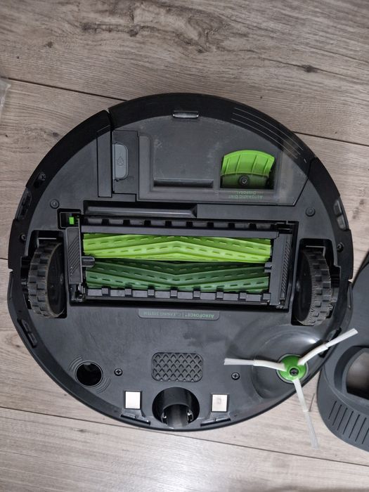 Robot sprzątający iROBOT Roomba j7+ ze stacją samoopróżniającą