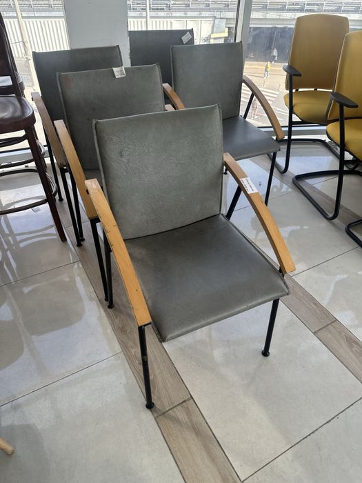 Продаж крісел та стільців