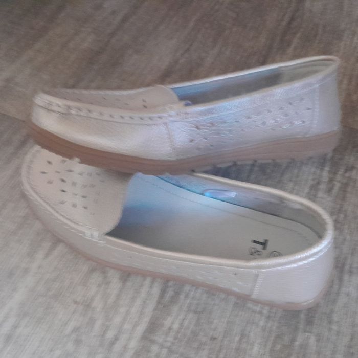 Buty złote mokasyny