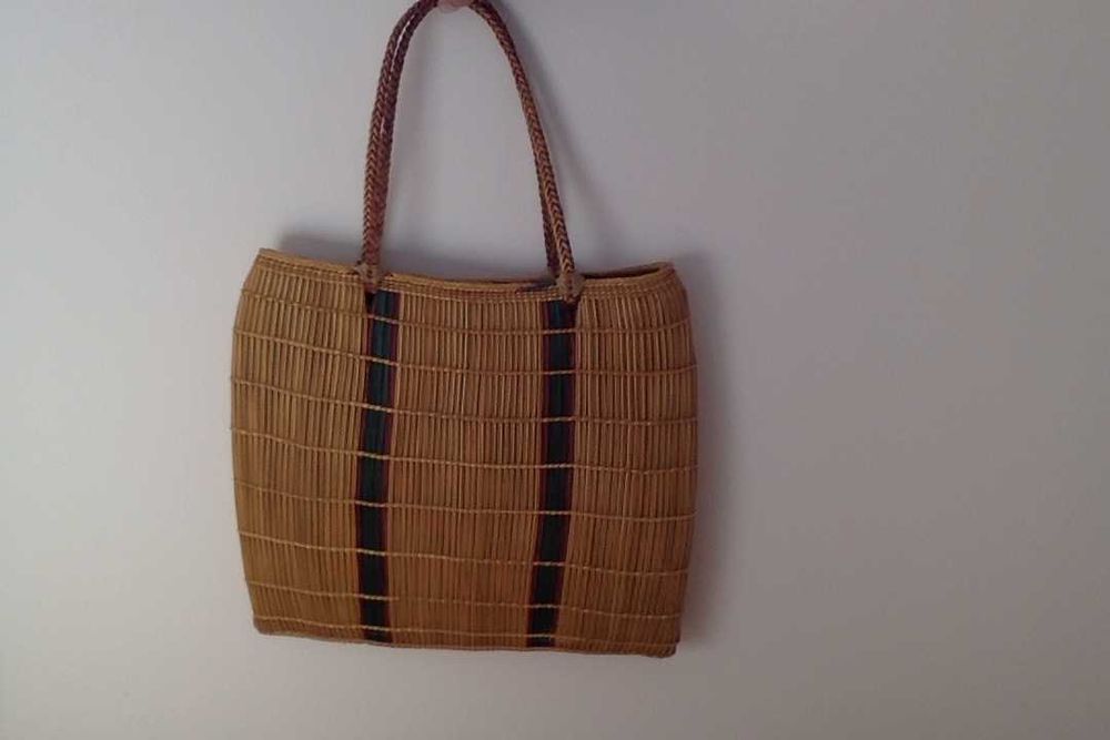 Carteiras e mochila em palhinha Moçambique e  Indonésia