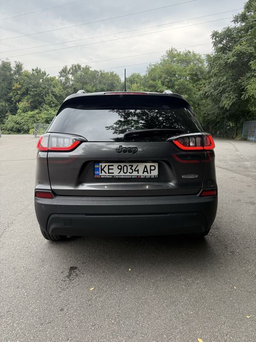 Продам свій автомобіль Jeep Cheeroke 2019