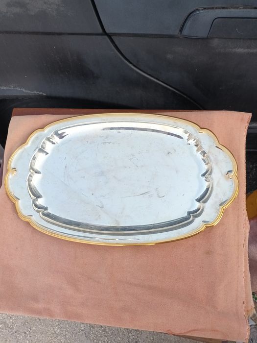 Tabuleiro em metal em bom estado