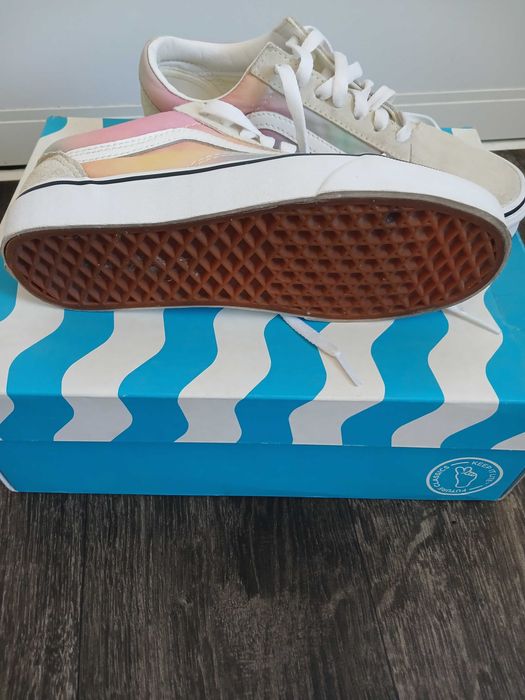 Кеди Vans оригінал ,23,5 см,стан нових (Одягненні один раз,малуваті)