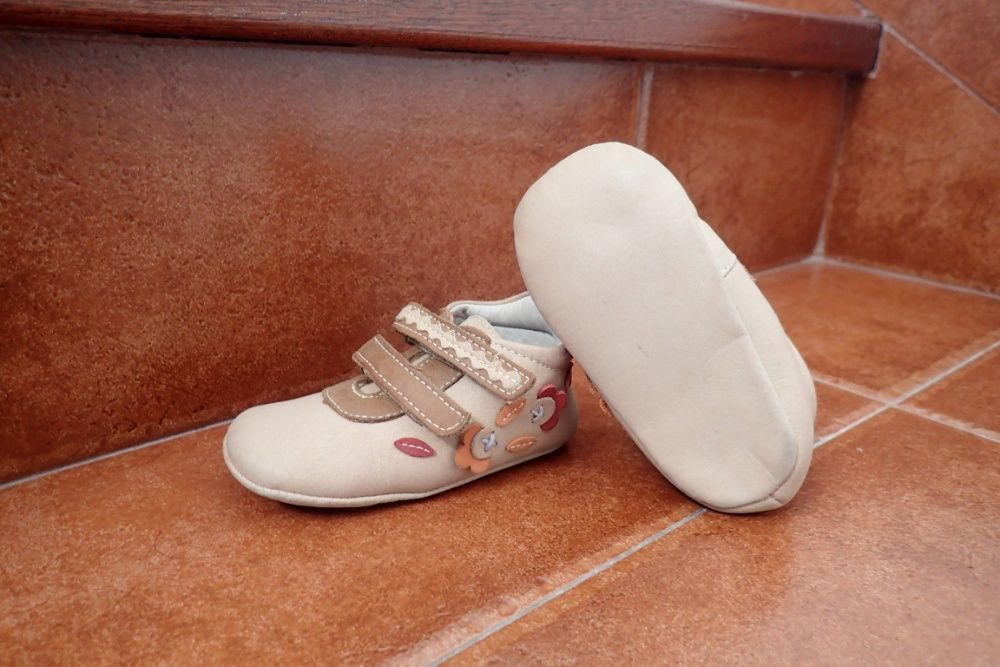 Sapatos de pele para bebé