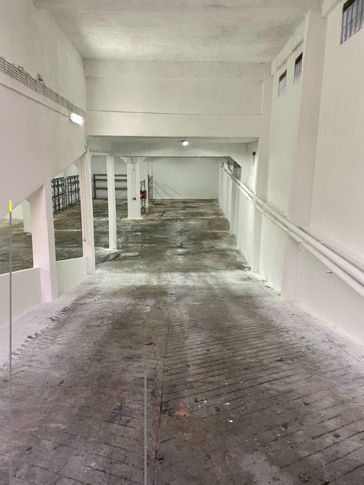 Armazém com 850m2 no Catujal