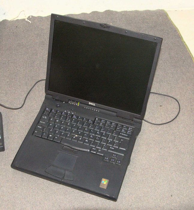 stary laptop Dell Latitude C810 PP01X Pentium III 1 GHz 512 MB RAM