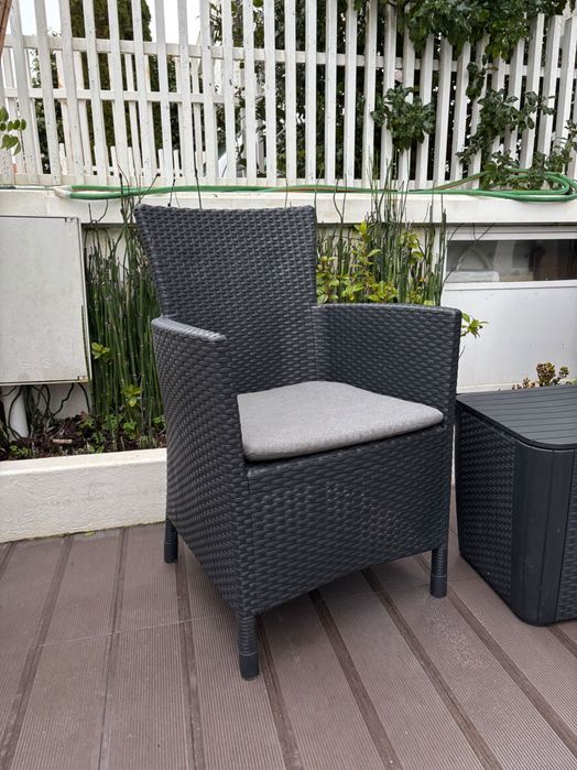Conjunto de jardim, mesa com arrumação e 2 cadeirões cinzentos