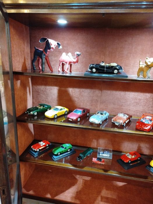 Móvel de Apoio / Vitrine