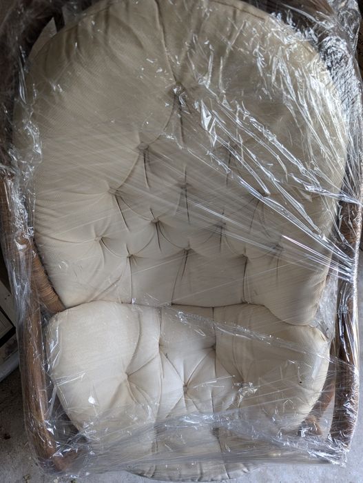 Poltrona Giratória Vintage em Rattan/Vime com Estofo Bege