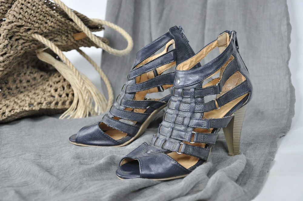 Byty na obcasie granatowe F&F r. 37