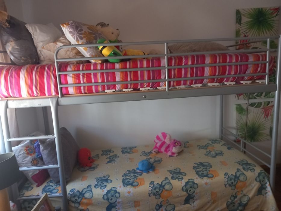 Beliche Metálico com Colchões – Excelente Estado