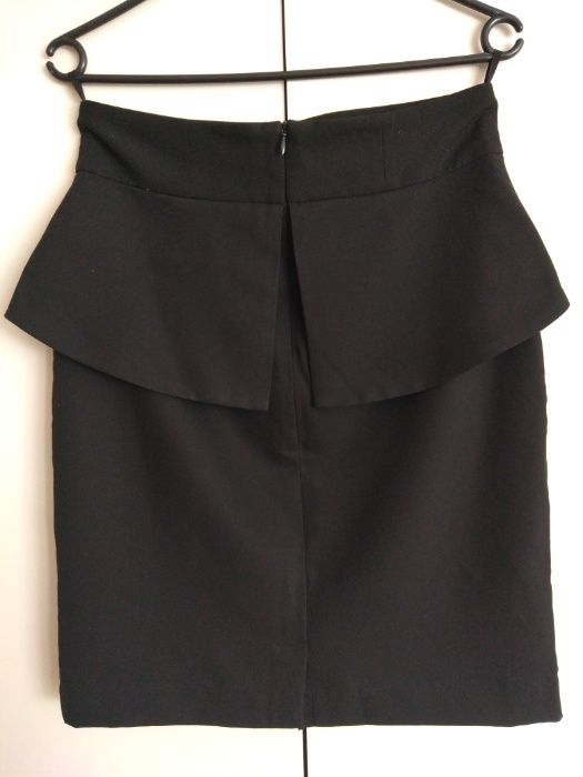 Czarna elegancka spódnica z baskinką M