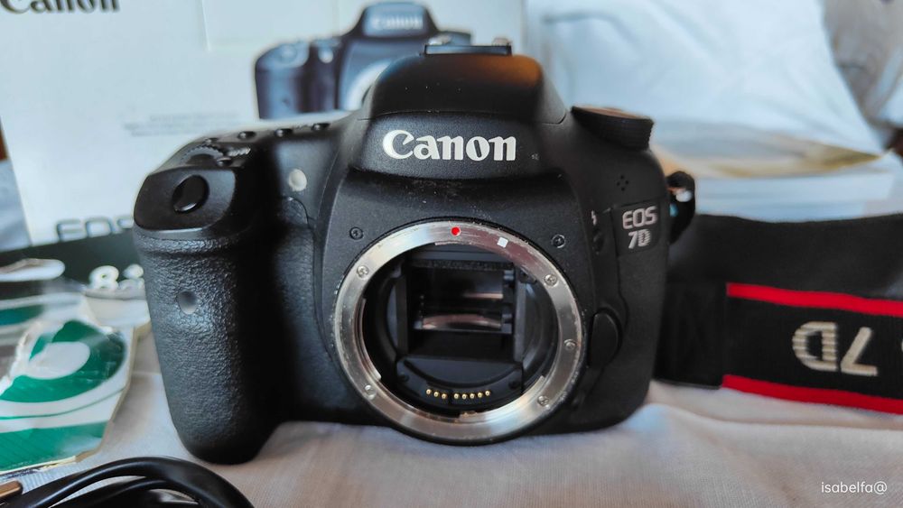 Canon EOS 7D- CORPO (26143 disparos) com caixa + Bateria + Carregador+ cartão + alça (tudo original) ótimo estado