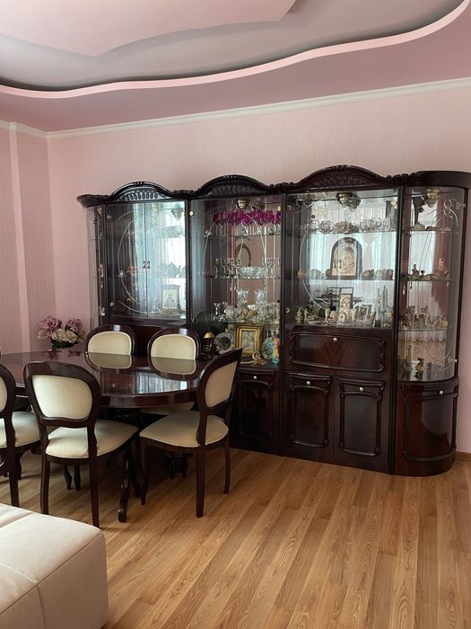 Стіл + сервант у вітальню