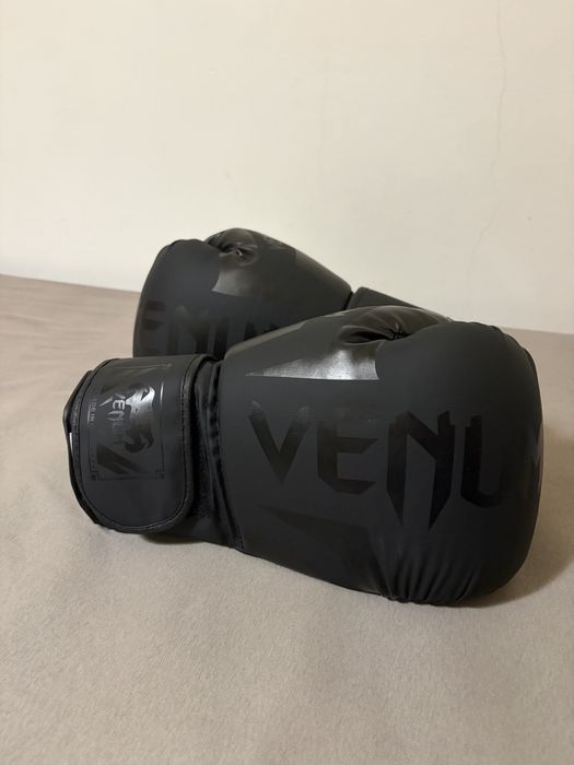 Luvas de Boxe/Kickbox Venum Preta 12 oz