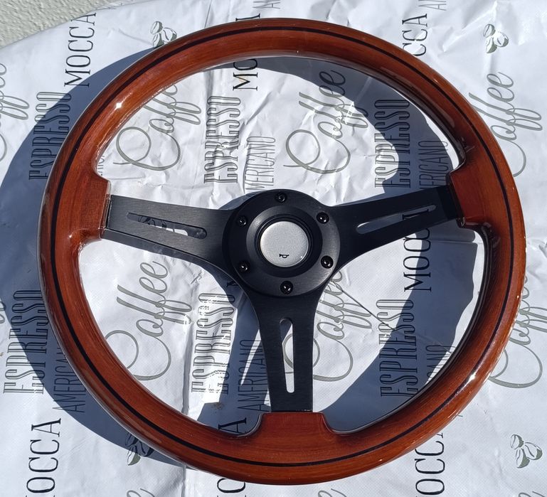 Volantes em madeira real Mercedes e Mazda