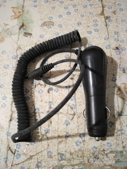 Vendo carregador para telemóvel carrega no carro bom estado