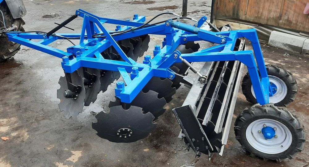Культиватор причіпний КПГ-2,5 є навісний варіант. Борона дискова.