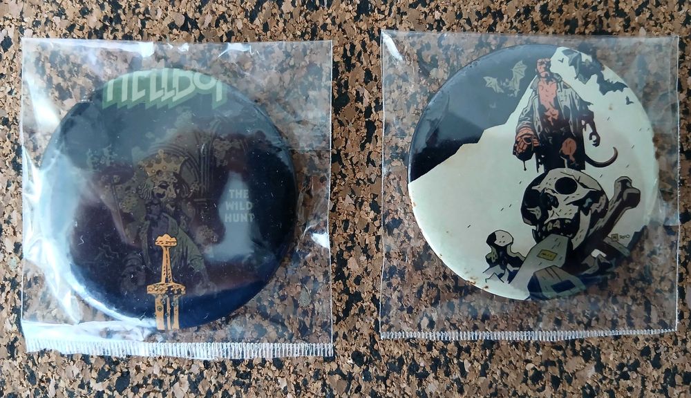 Lote de 7 crachás com ilustrações do Mike Mignola