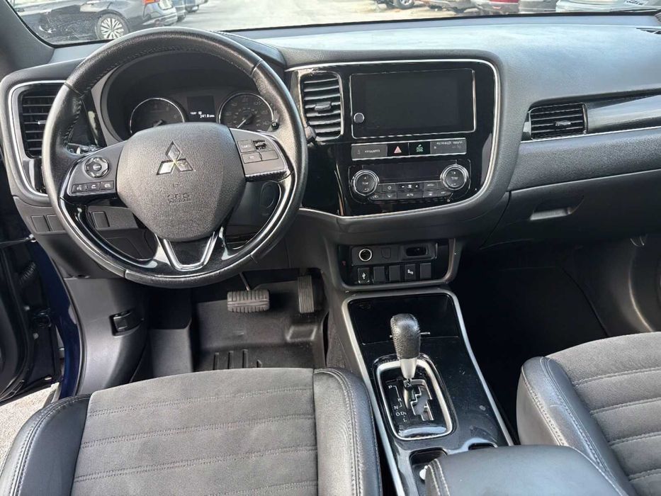 Mitsubishi Outlander SE      2019