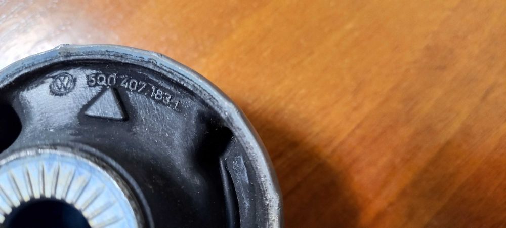 Сайлентблоки переднього важеля (задні) VAG 5Q0407183L 2 шт.