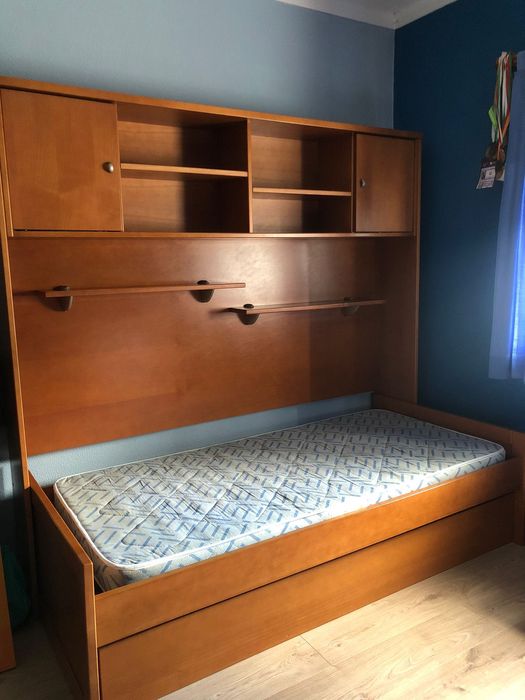 Cama com estante em cerejeira