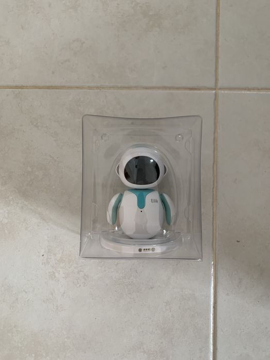 Robot Eilik brincar
