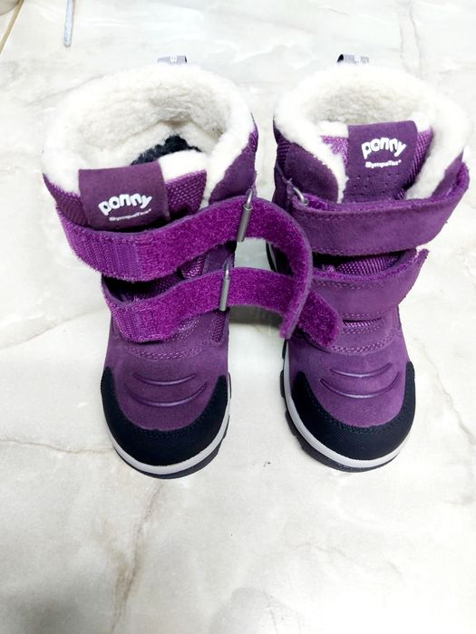 Зимове взуття на дівчинку.