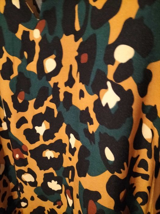 camisa tigresa mais curta à frente do que atrás