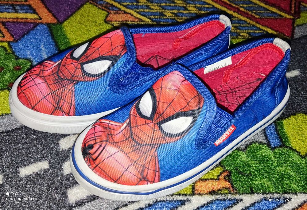Kapcie z nadrukiem licencyjnym Marvel Spider-Man  29 r (18.5 cm).