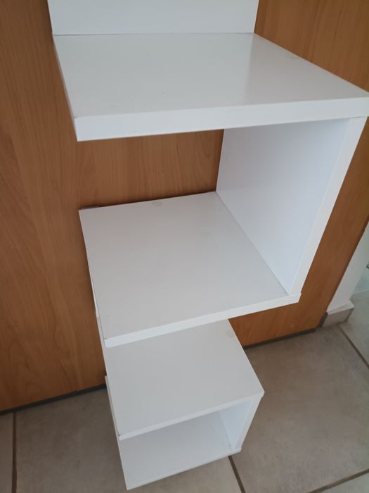 Biała ścienna półka na książki itp