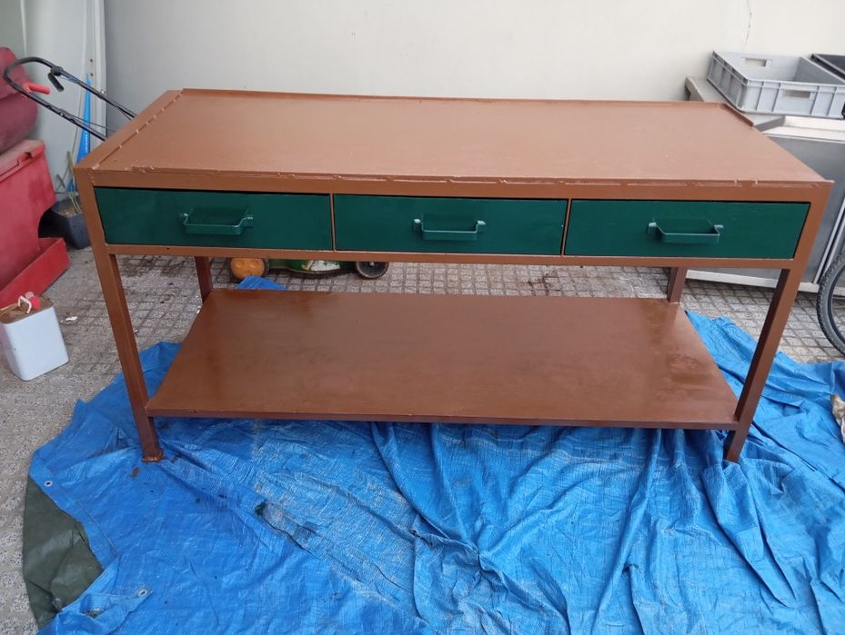Mesa de trabalho em ferro .e pesada