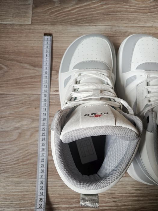 Світле анатомічне взуття