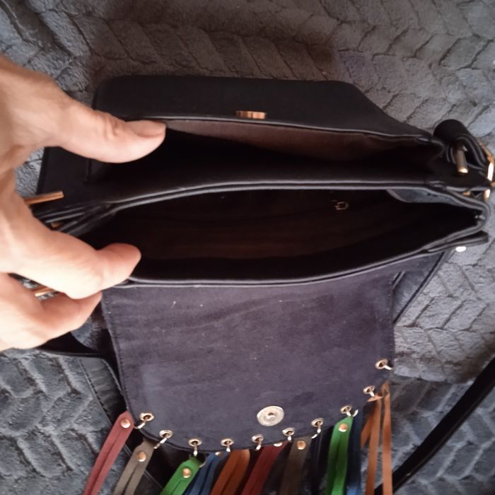 Женская кожаная сумка с бахромой.