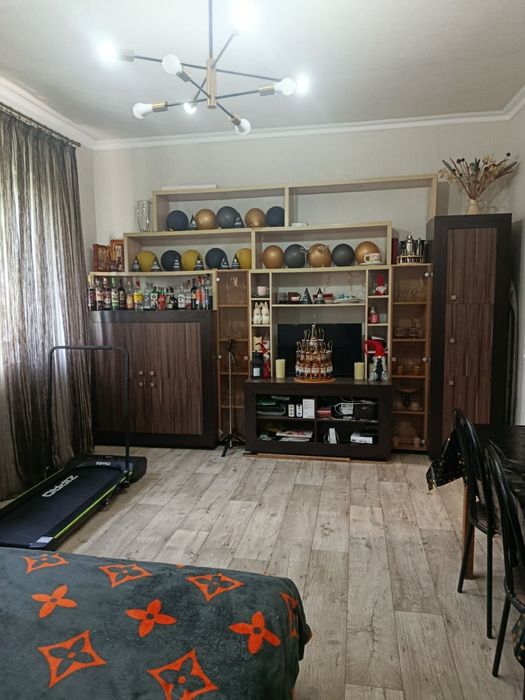 Продам 1/2 будинку район Черемушки України