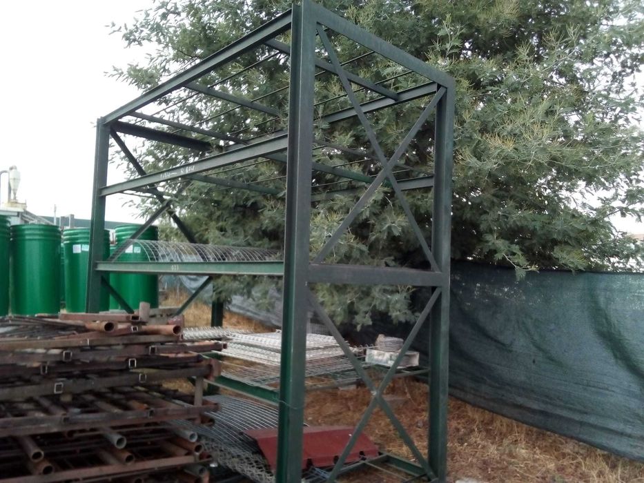 Banca em ferro com várias utilidades + prateleiras para arrumação