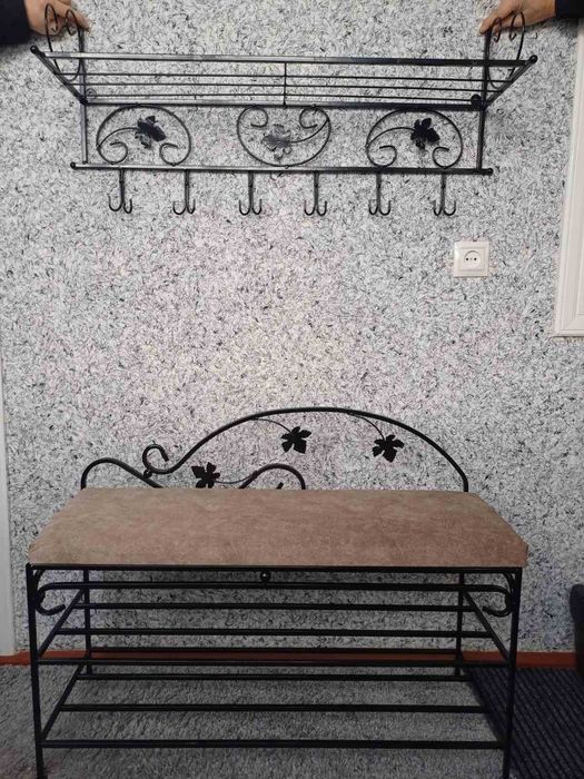 Кований передпокій. Пуф + вішак
Передпокій складається з банкетки і на