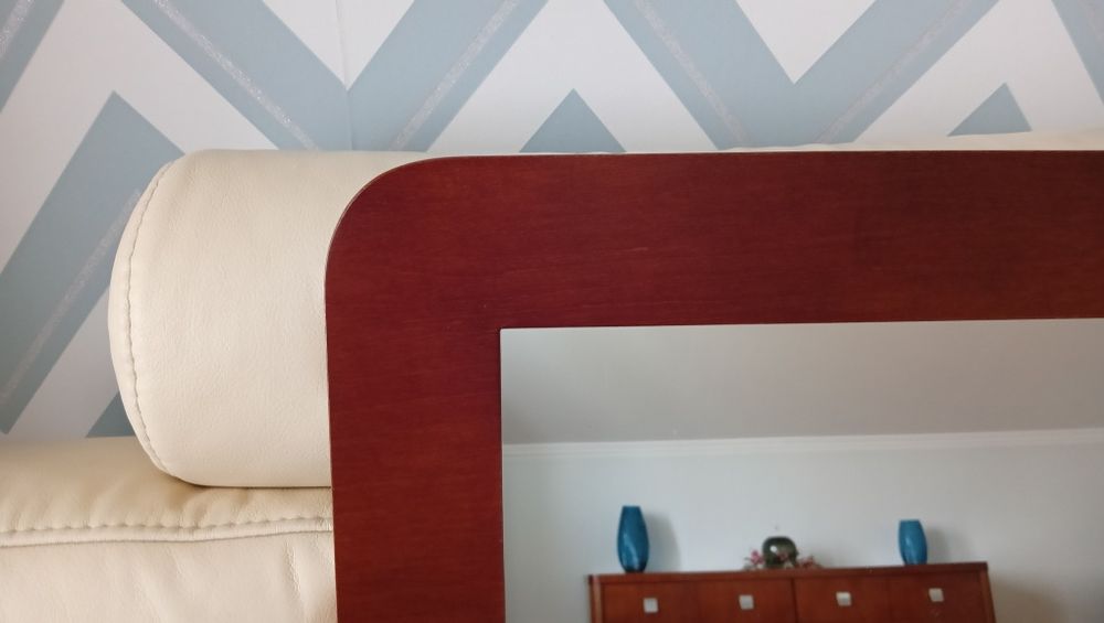 Lustro w drewnianej ramie