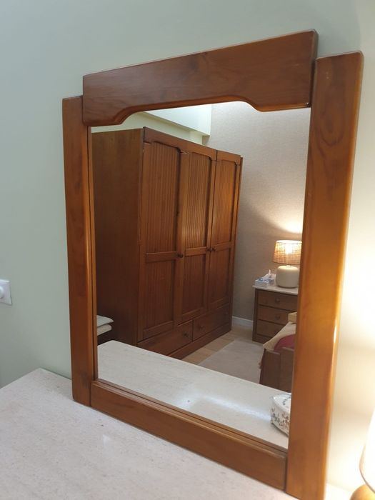 Mobília de quarto de casal em madeira maciça